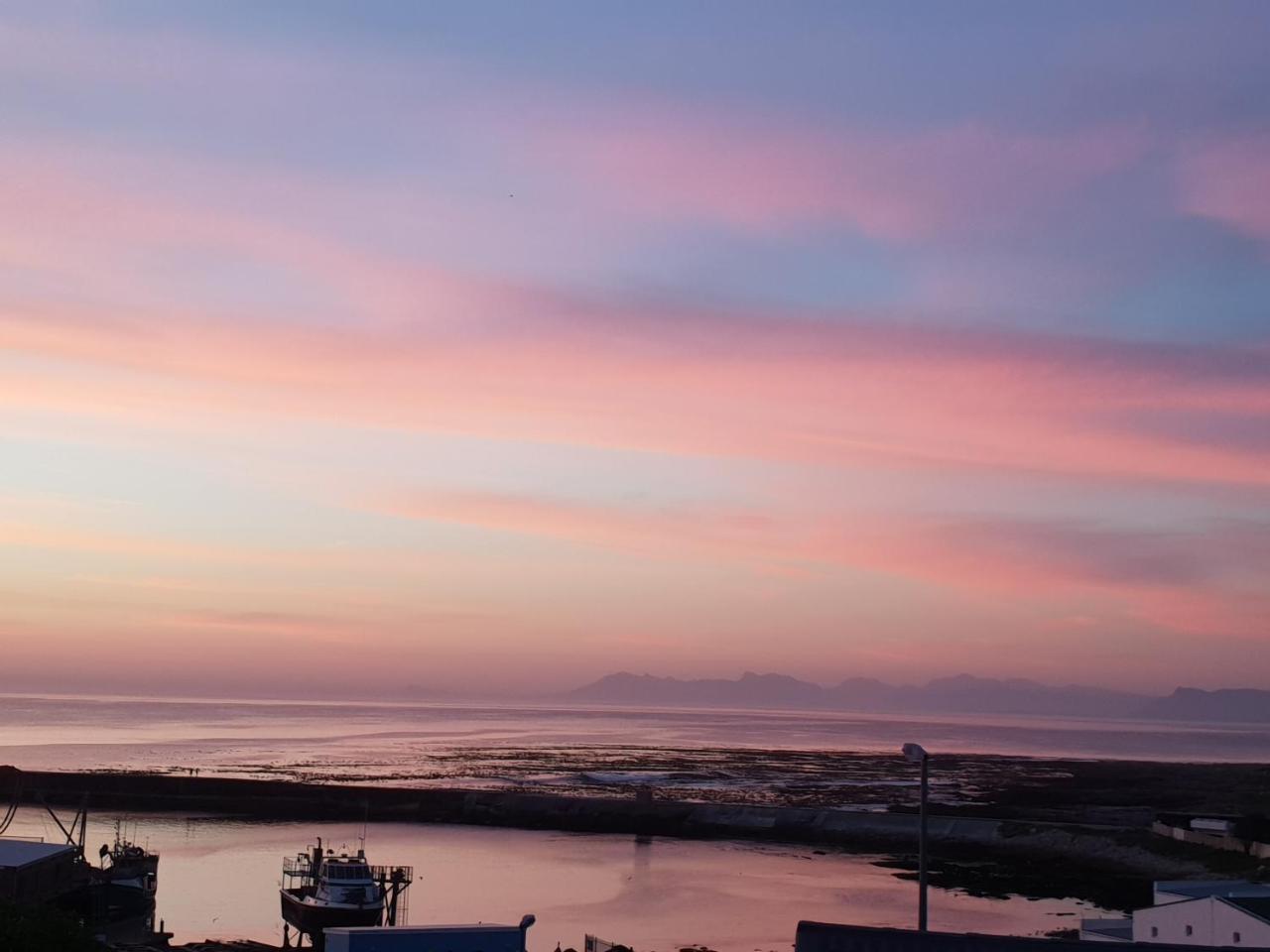 Saxon Lodge Gansbaai Exterior photo